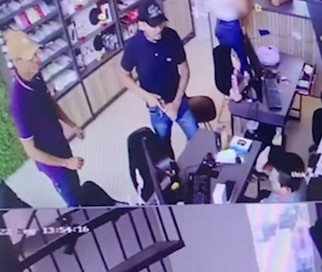 Câmeras registram tentativa de assalto a loja em Manaus; Dois foram baleados