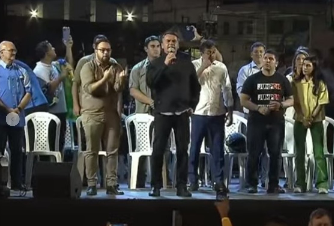 Bolsonaro agradece quem é contra o aborto em evento religioso após motociata em Manaus