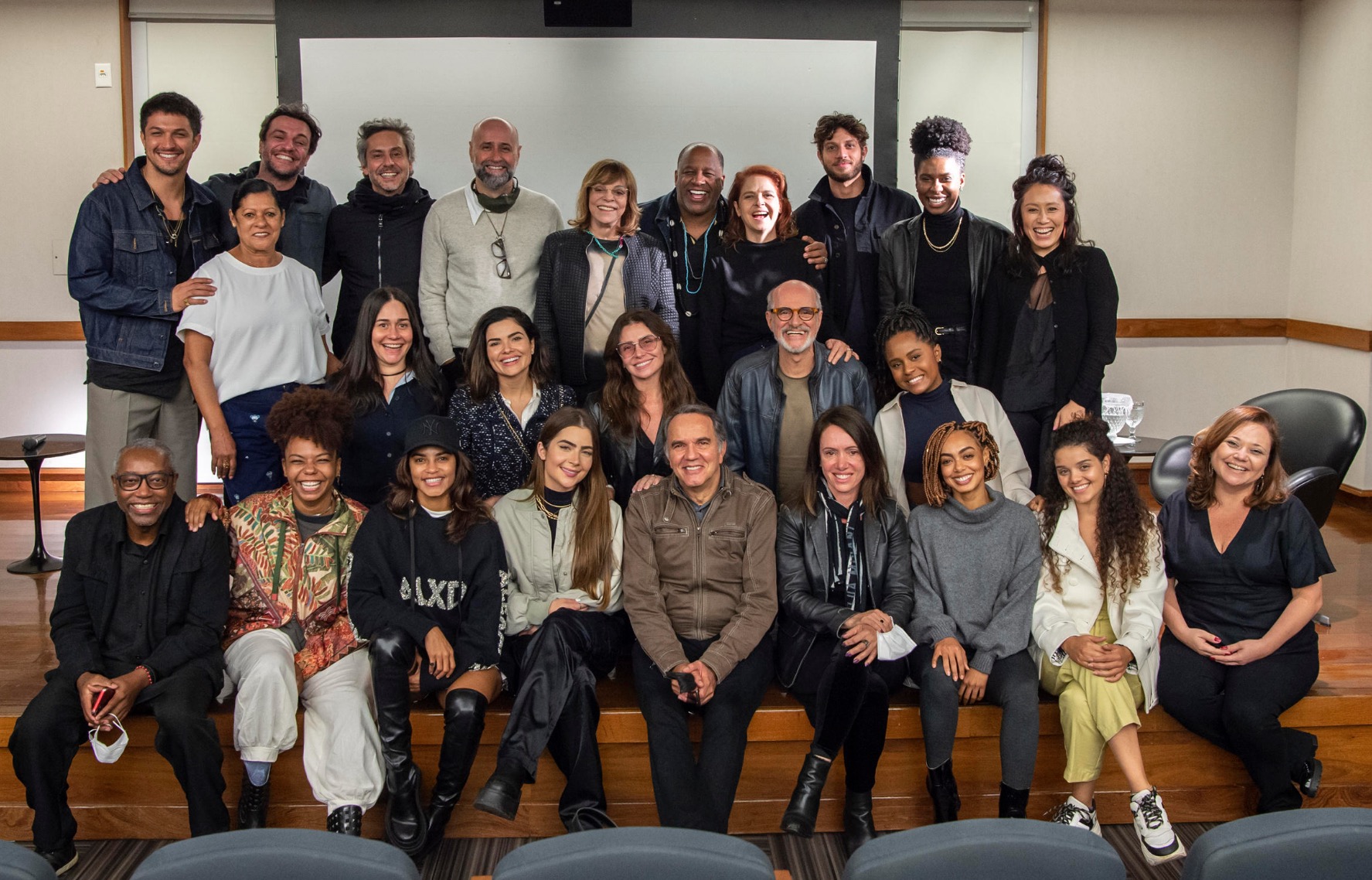 Jade Picon aparece em primeira foto com elenco da nova novela da Globo, 'Travessia'