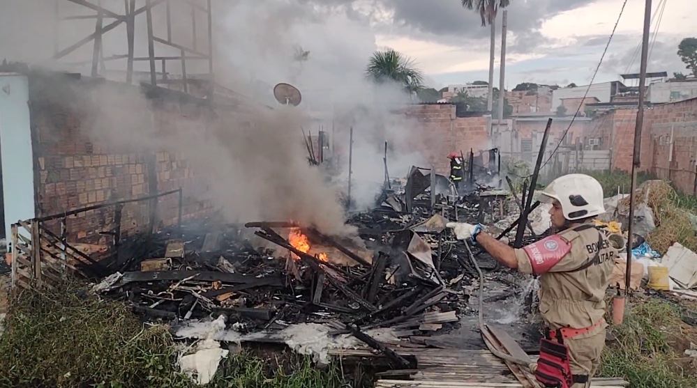 Incêndio destrói kitnets e casa em Manaus; vídeos