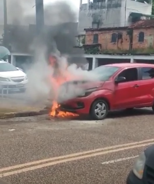 Vídeo: Carro pega fogo em rua de Manaus e assusta motoristas