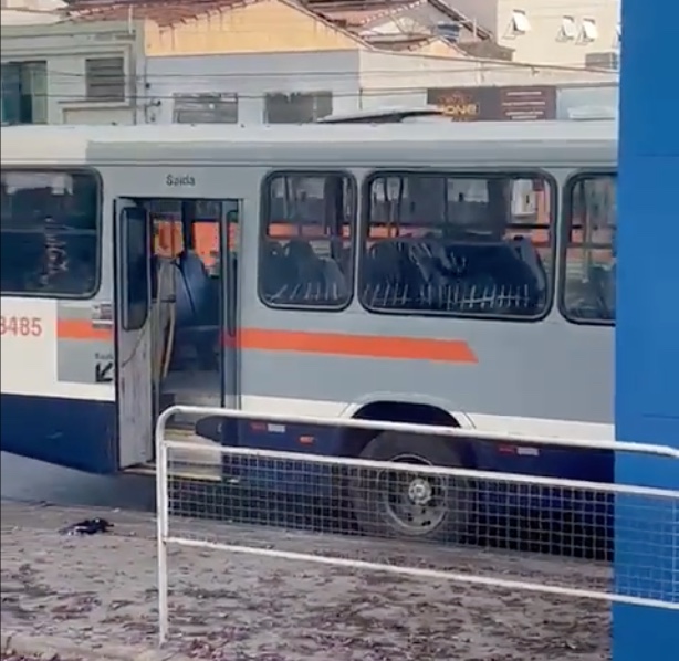 Vídeo: Homem deixa três mortos e três feridos em ataque a ônibus; imagens fortes
