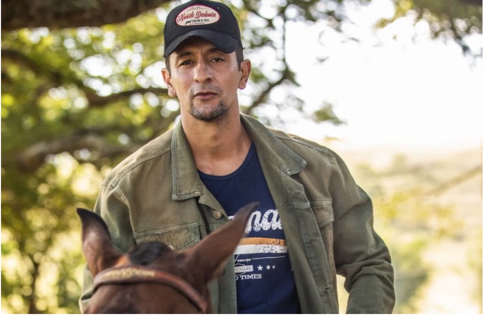 Irandhir Santos cai do cavalo durante gravações de Pantanal e passa por cirurgia