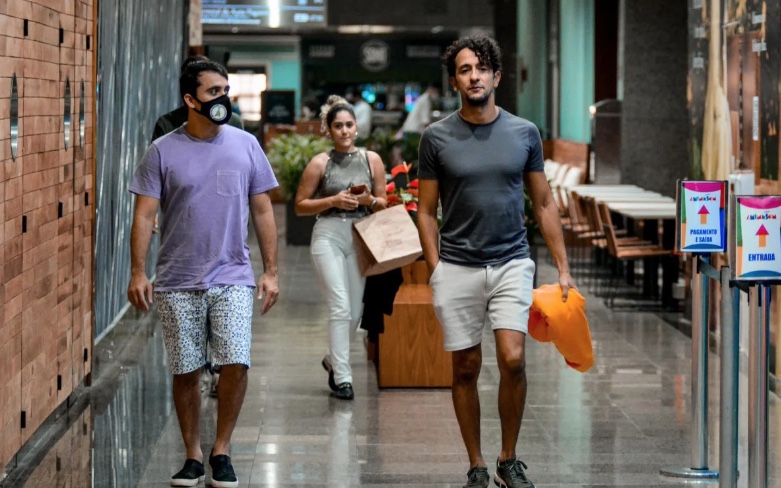 Irandhir Santos é clicado em passeio com marido após cirurgia por queda de cavalo