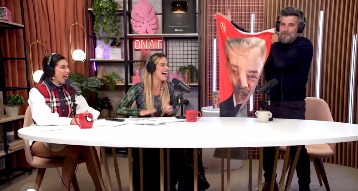 Bruno Gagliasso viraliza ao presentear Fernanda Paes Leme com toalha de Lula; vídeo