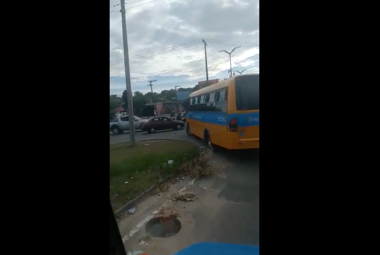 Vídeo: Micro-ônibus 'Amarelinho' faz retorno na contramão em avenida de Manaus