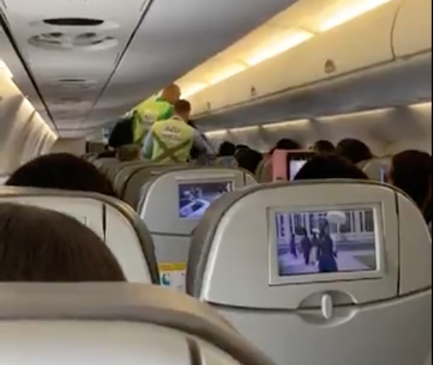 Passageira acaba presa por causar atraso em voo após cuspir e chutar comissária