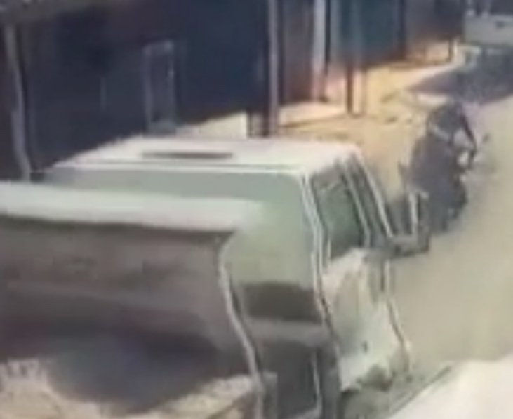 Vídeo mostra momento em que motociclista bate de frente com caçamba em Manaus