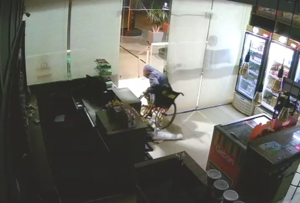Cadeirante é preso após furtar bebidas, cigarros e chocolates de conveniência
