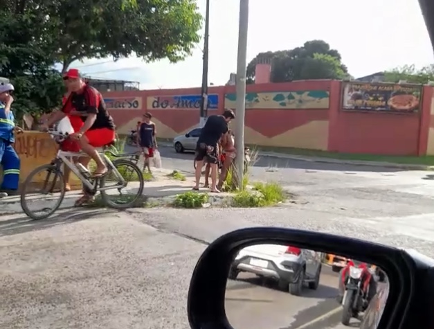 Vídeos: Mulher é esfaqueada em esquina de motel em plena luz do dia, em Manaus