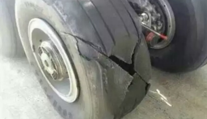 Pneu de avião estoura após piloto frear para não colidir com cachorro no Amazonas