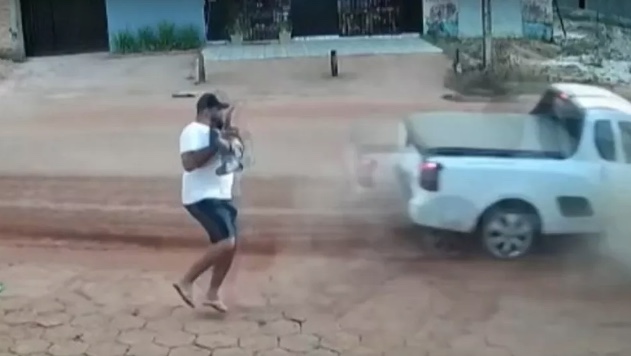 Pai salva bebê de ser atropelado por carro em alta velocidade; Vídeo chocante