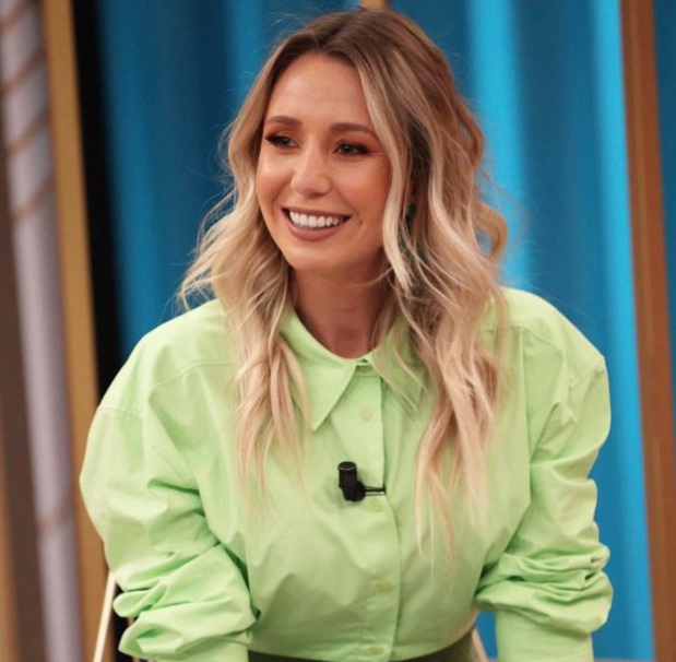 Atriz posta foto do filho de 3 anos beijando coleguinha na boca e causa revolta