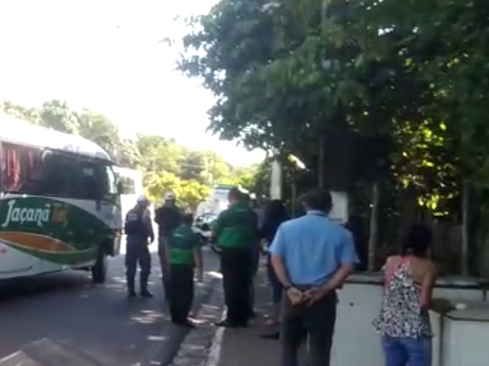 Vídeo: Ônibus com apoiadores de Braga são impedidos de chegarem em convenção em Manaus