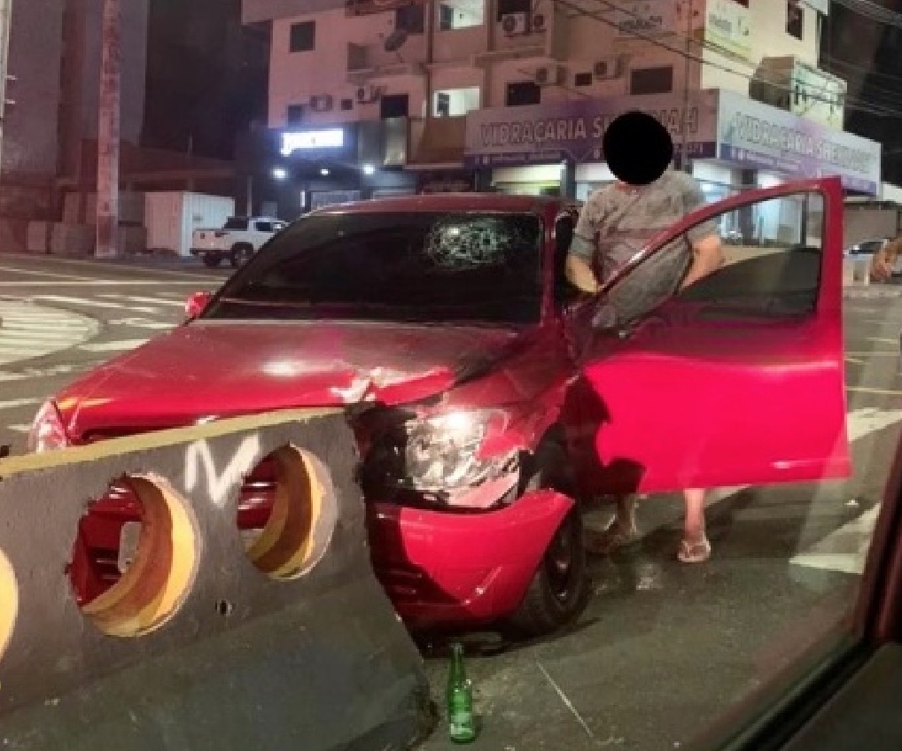 Carro fica destruído ao colidir contra ‘dente de dragão’ em avenida de Manaus