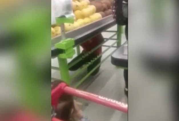 Mãe flagra funcionário se masturbando na frente da filha de 2 anos em supermercado