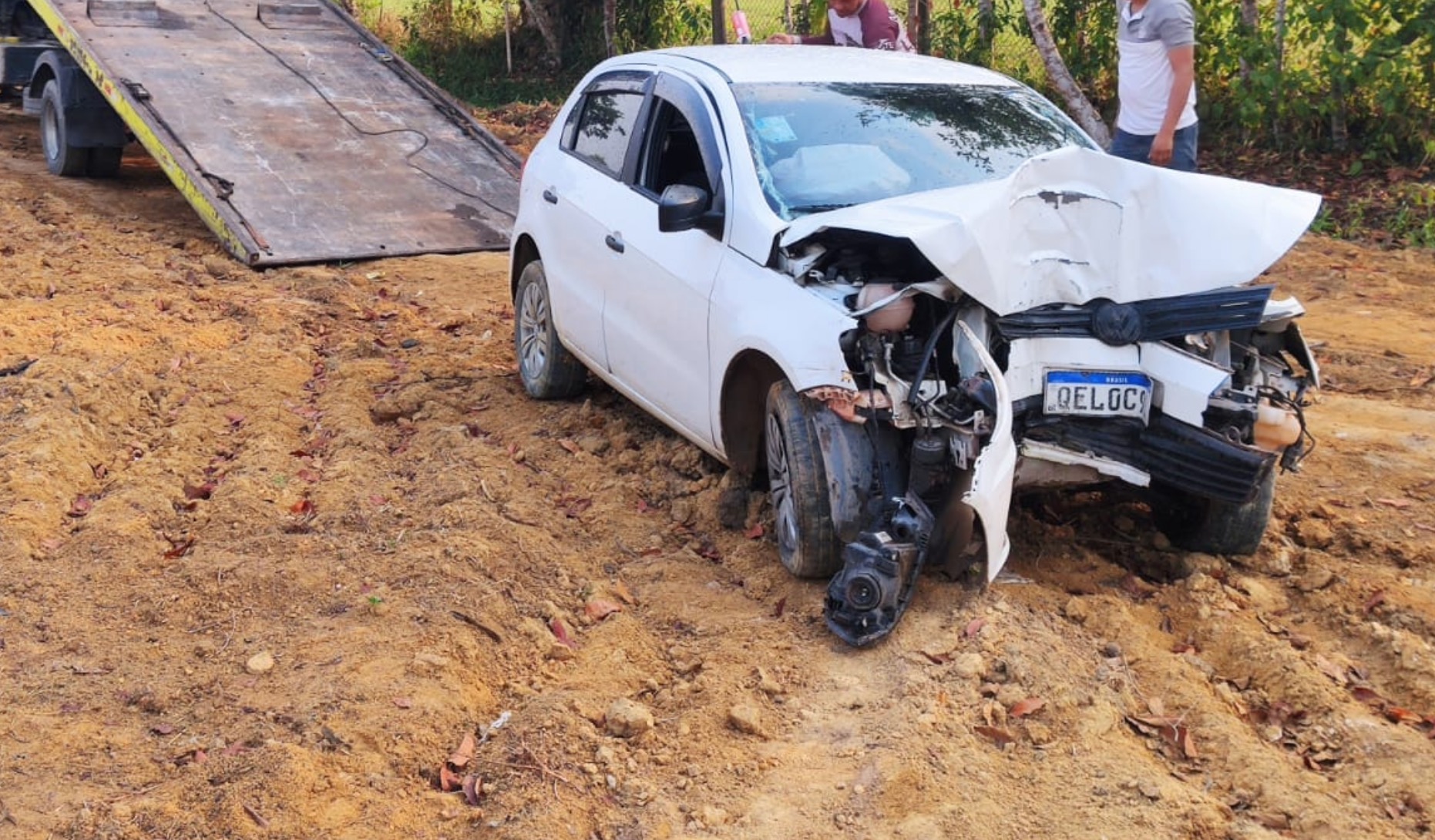 Novinho arrasta 4 postes de energia em acidente de carro e causa caos na av. do Turismo