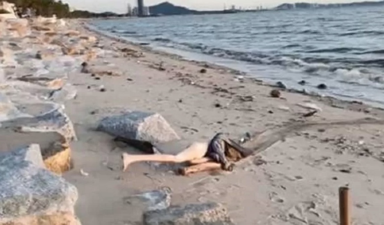 Corpo de "mulher assassinada" em praia assusta banhistas, mas polícia encontra boneca sexual