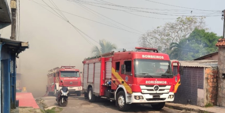 Incêndio em terreno assusta moradores e fumaça invade casas em Manaus