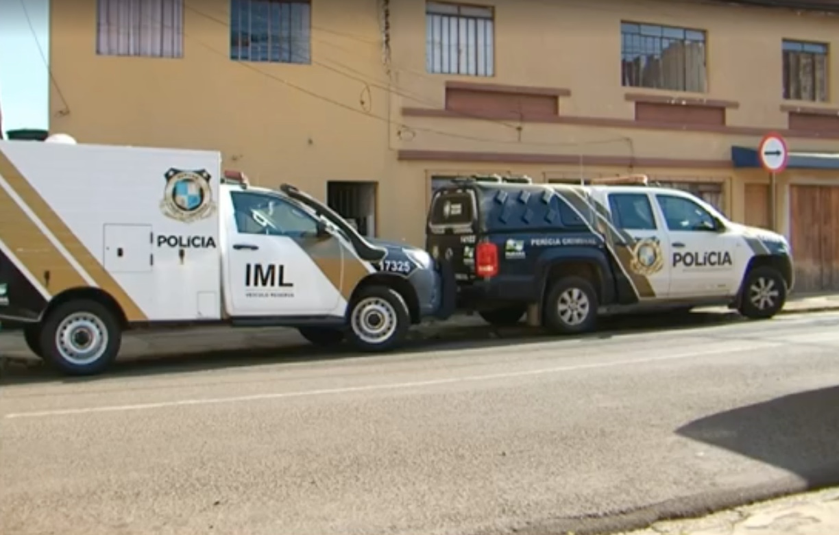 Mãe mata filhos de 3 e 10 anos asfixiado e enforcado: 'não aguentava cuidar'