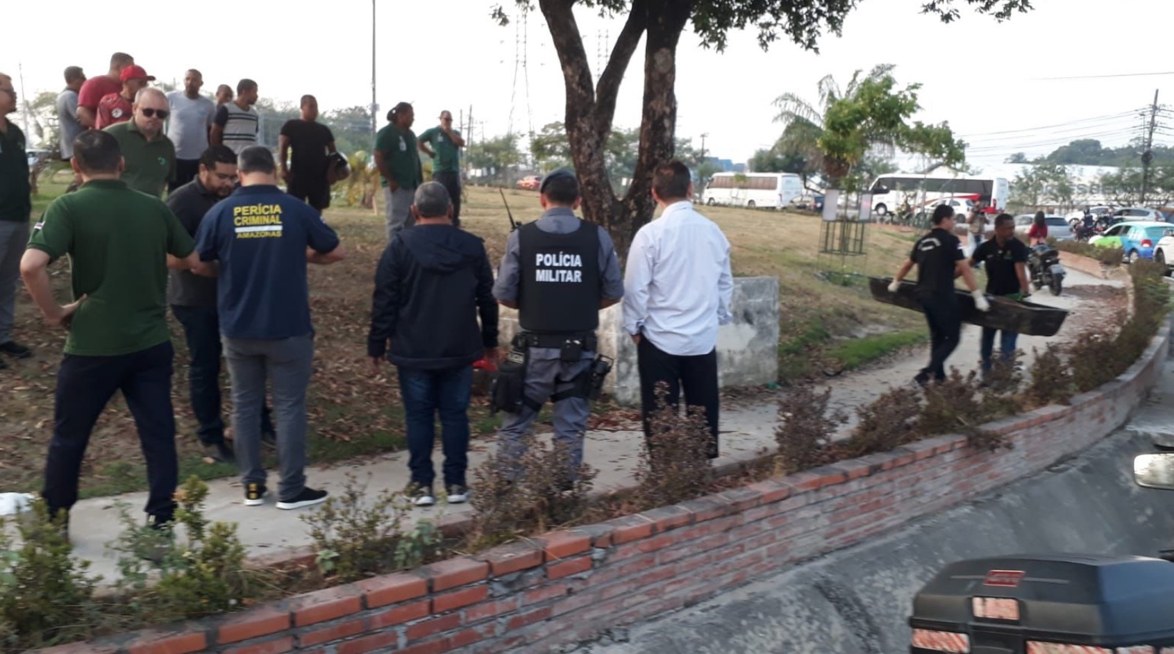 Casal morre ao ser arremessado de motocicleta em rotatória de Manaus