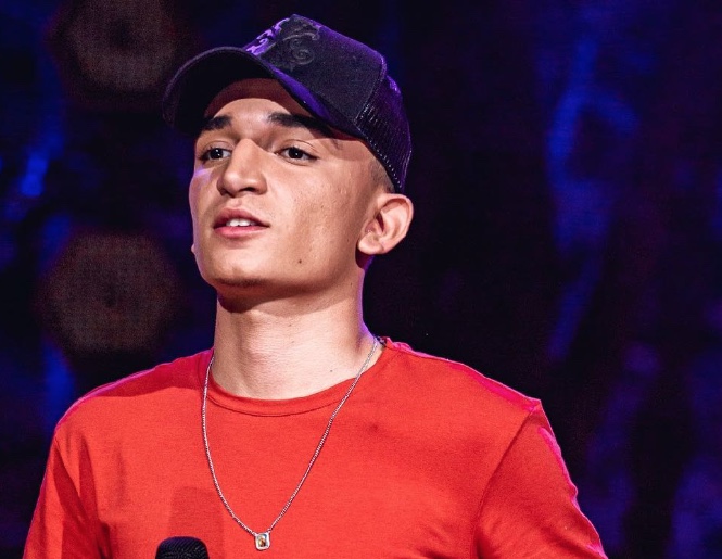 João Gomes fica chocado ao receber pedido bizarro de fã