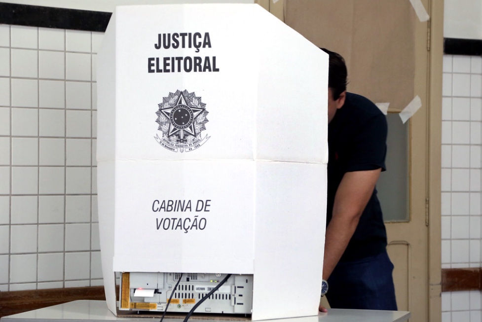 Quem não entregar celular para mesário será impedido de votar e polícia será acionada, diz TSE