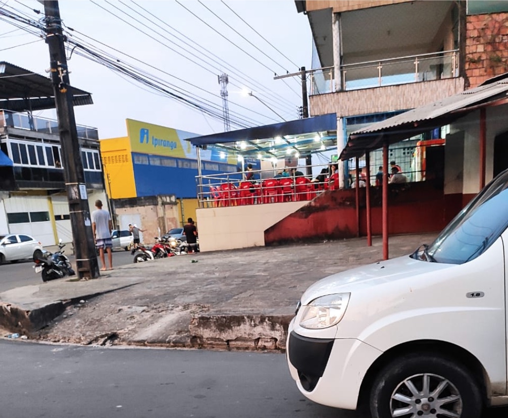 Casal é baleado por pistoleiros em bar de Manaus; mulher levou tiro no olho