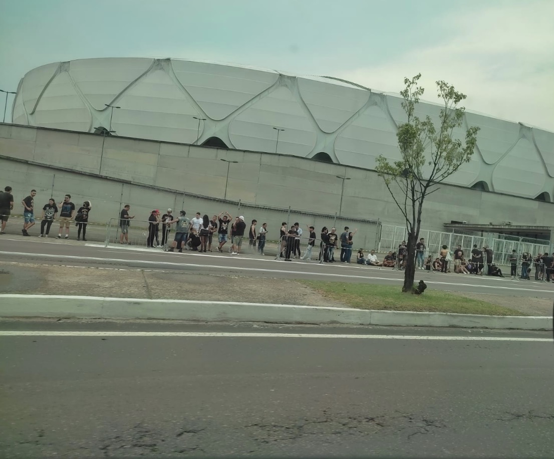 Primeiros da fila, fãs enfrentam chuva para show do Guns N’ Roses em Manaus
