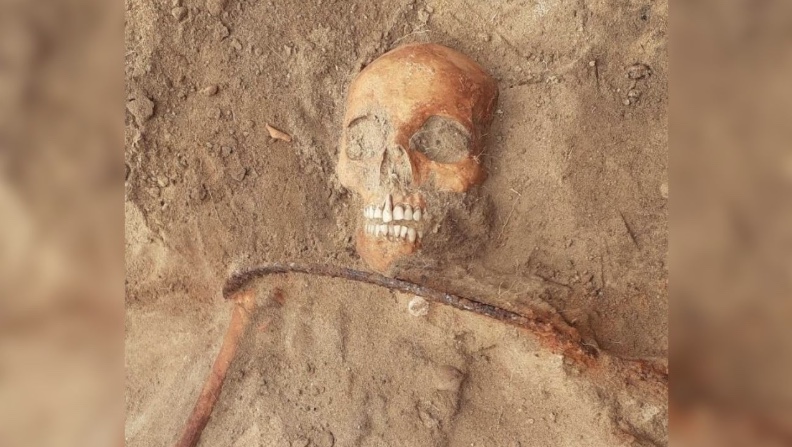 Esqueleto de ‘mulher-vampira’ é encontrado com foice no pescoço e cadeado no dedão