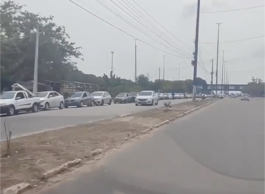 Manauaras formam fila quilométrica no porto da Ceasa para curtir feriadão no interior