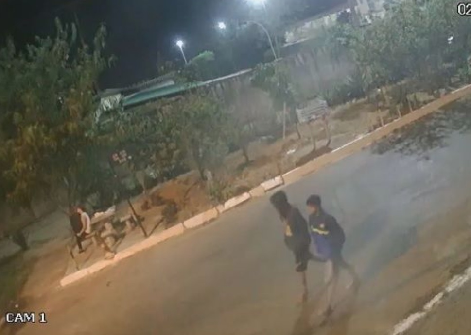 Jovem é morto com facada no peito ao sofrer assalto enquanto passeava com namorada