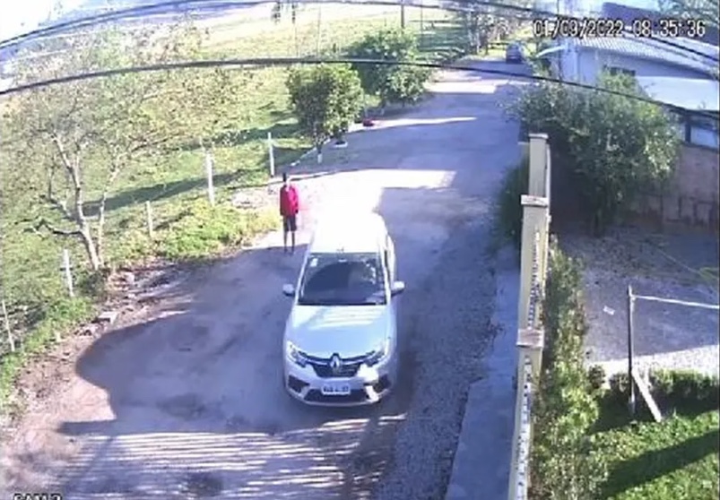 Pai esquece filho no portão de casa ao levá-lo à escola e vídeo viraliza; veja