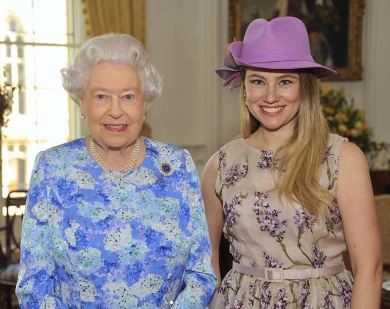 Ex-paquita faz homenagem a Rainha Elizabeth e relembra encontro com monarca 