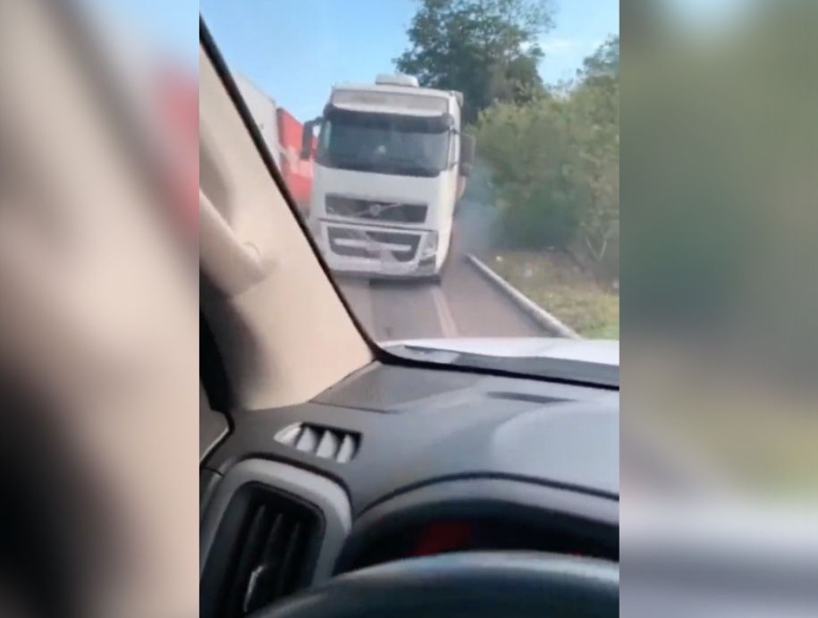 Casal escapa da morte após caçamba invadir contramão em alta velocidade na BR-174; vídeo