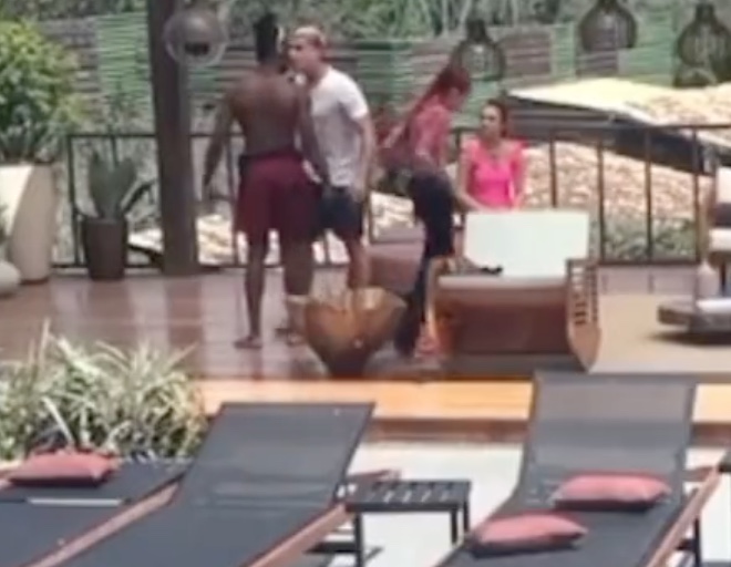 Discussão entre Tiago e Pelé tem dedo na cara, xingamento e gritaria; Vídeos