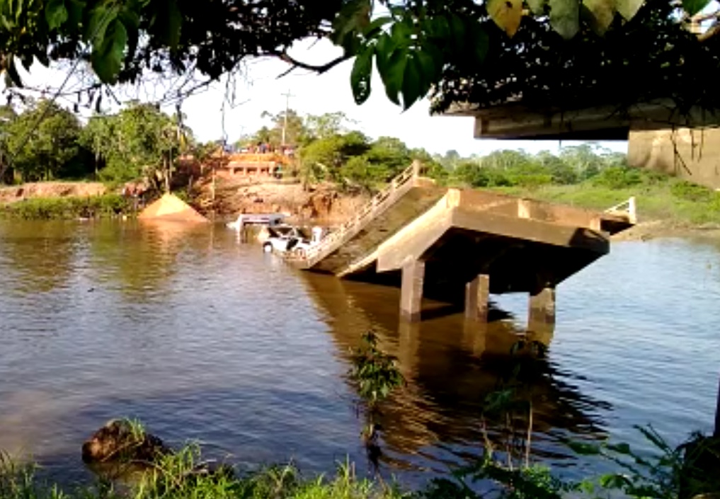 Vídeo: Ponte desaba e veículos caem em rio na BR-319 no Amazonas