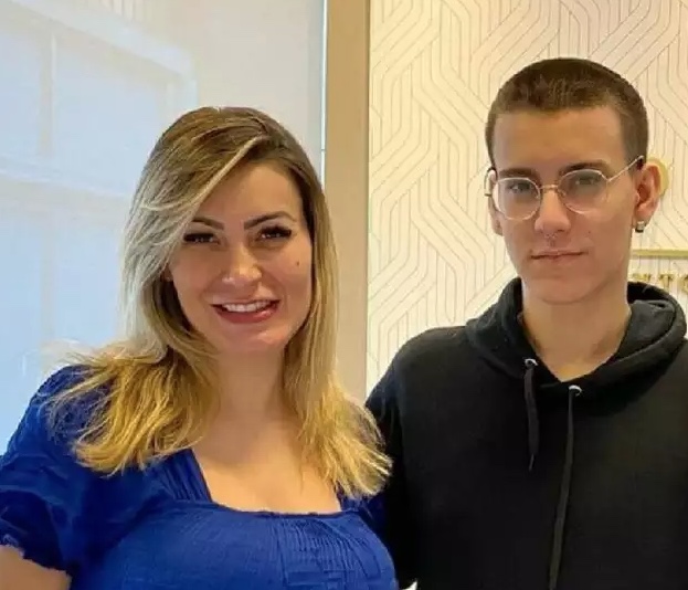 Andressa Urach conta sobre reconciliação com o filho: 'me ajoelhei e pedi perdão'