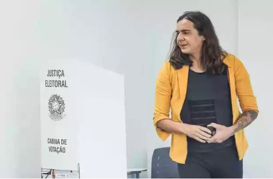 Ameaçada de morte, candidata trans usou colete à prova balas para votar