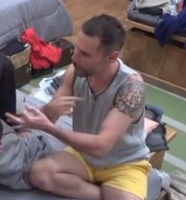 A Fazenda: Alex Gallete detalha sexo anal e transmissão é cortada 