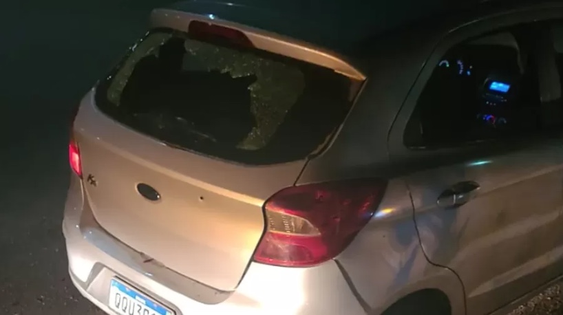 Homem e adolescente são encontrados crivados de balas em porta-malas de carro