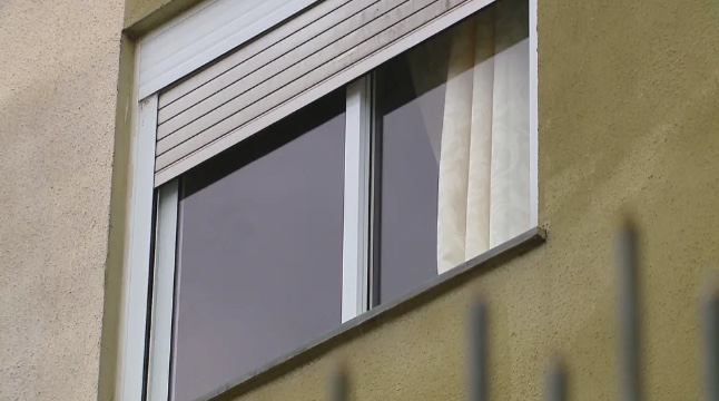 Bebê é arremessado de janela de prédio pelo pai e vizinha o apara nos braços