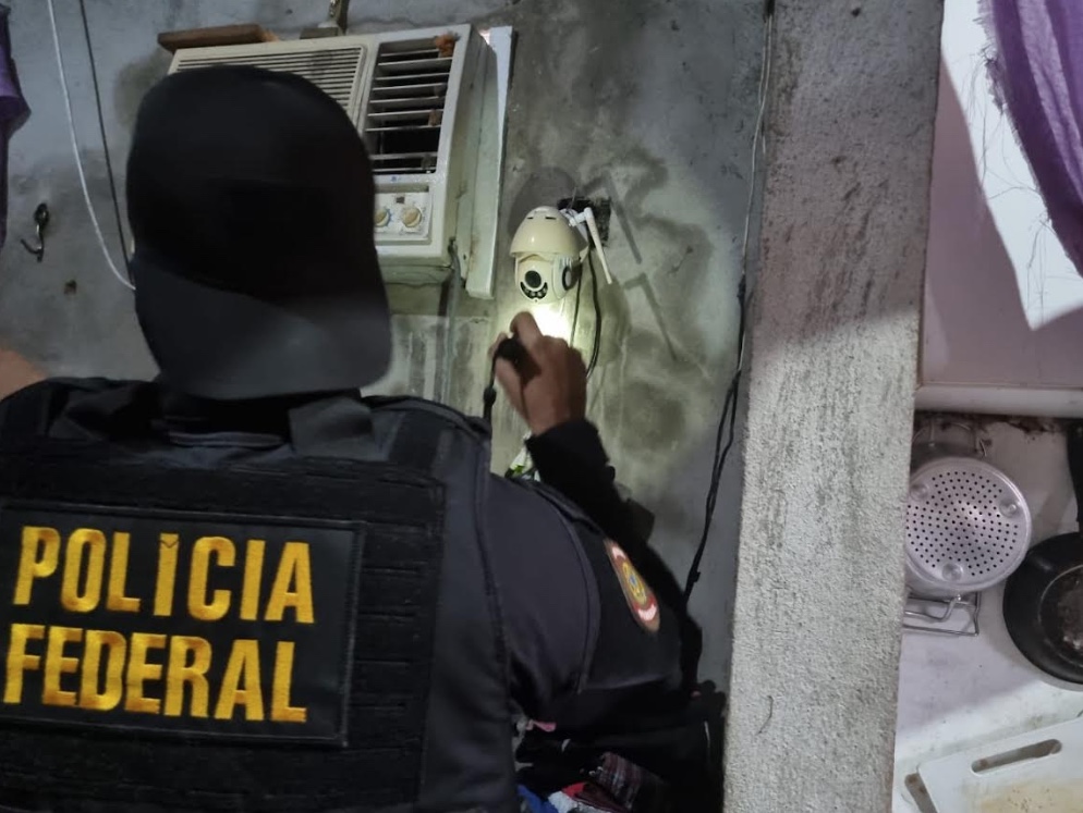 PF encontra câmera de frente para cama e prende suspeito por estupro de menores em Manaus 