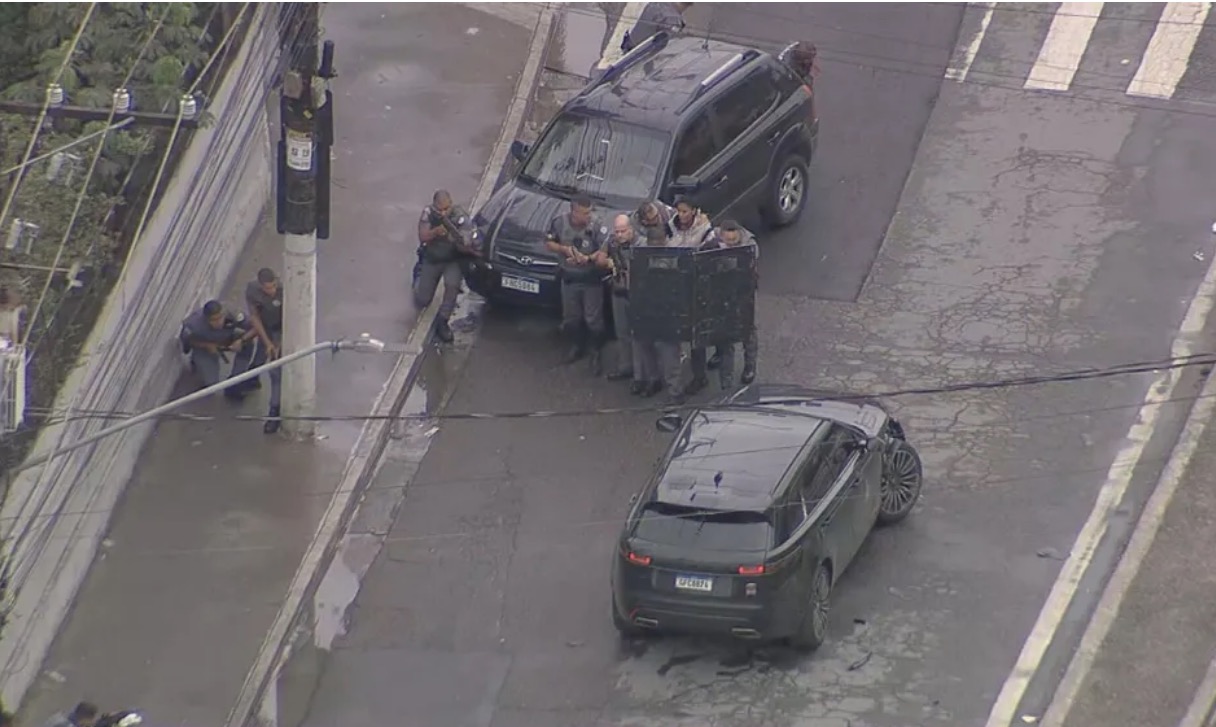 Criminoso mantém casal refém dentro de carro de luxo em São Paulo 