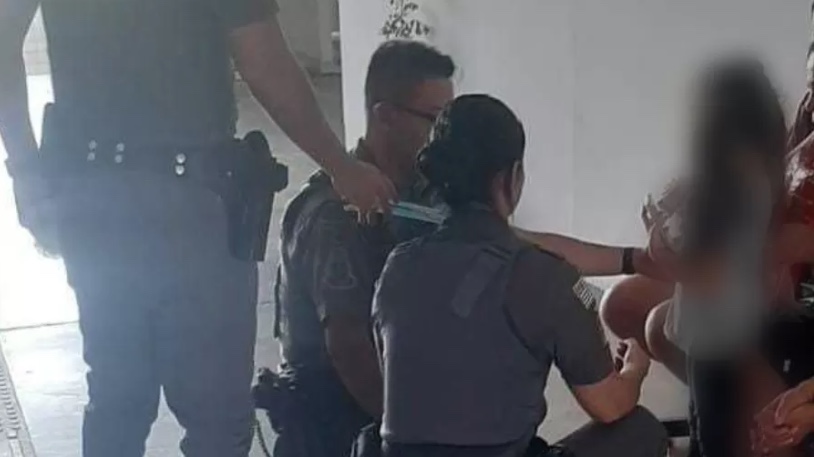 Mãe é presa por abandonar filha de 5 anos em casa para ir ao bar: 'precisava beber'