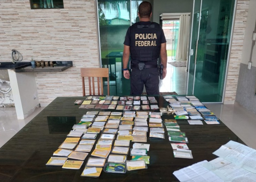 Comerciantes são alvos da PF no Amazonas por reterem cartões do Bolsa Família e cobrar juros de 30%