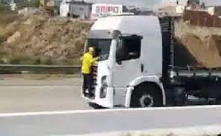 Vídeo: Bolsonarista se pendura em caminhão em movimento durante manifestação