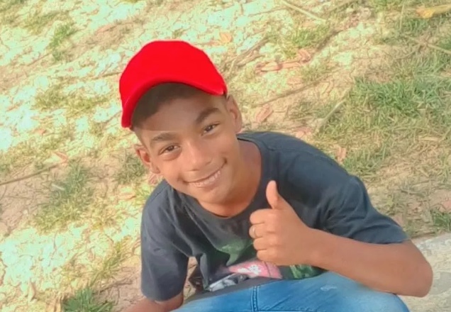 Após ser atingido por moto, menino é atropelado por carro quando retornava da escola; vídeo