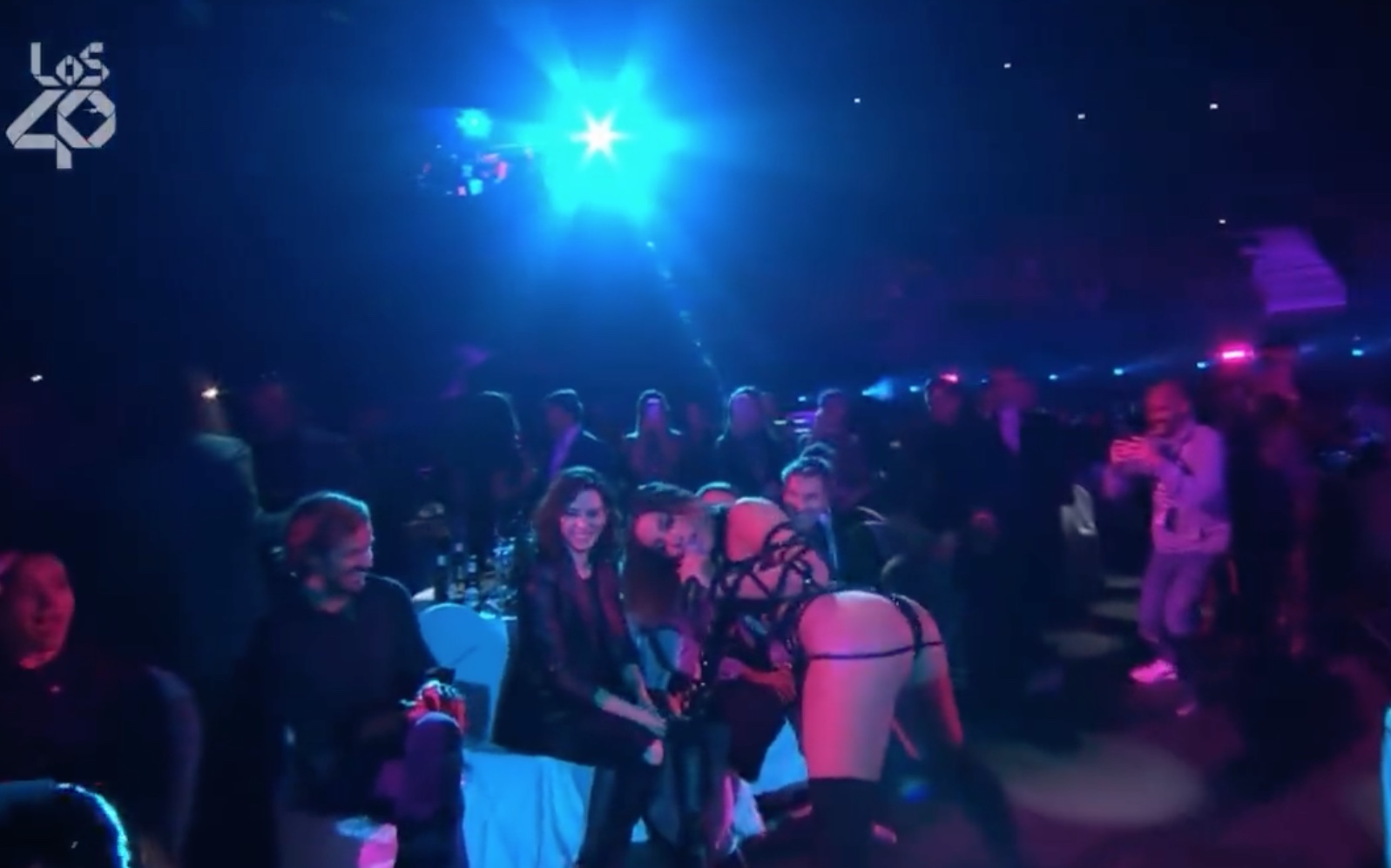 Anitta viraliza na Espanha ao provocar conservadoras com rebolado em premiação; vídeo