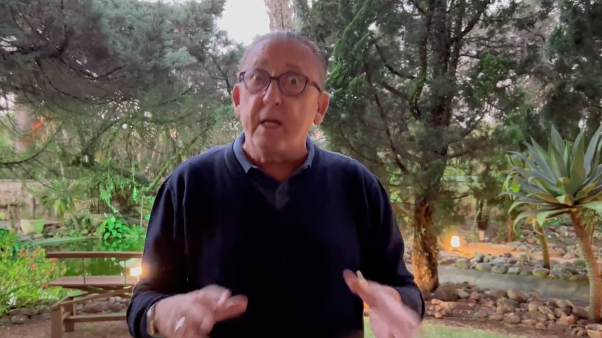 Galvão Bueno contrai covid às vésperas da Copa do Mundo e Globo muda programação às pressas